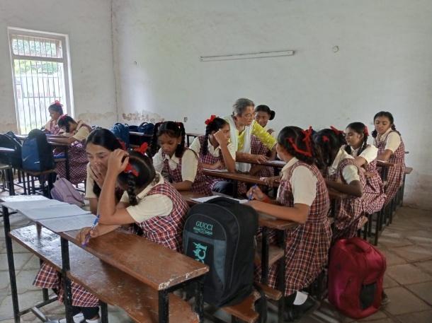 Rtn. Madhulika teaching English grammar concepts to students