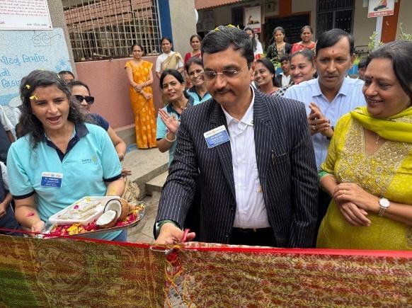 DG Nilesh Shah and club team unveiling the dedication plaque